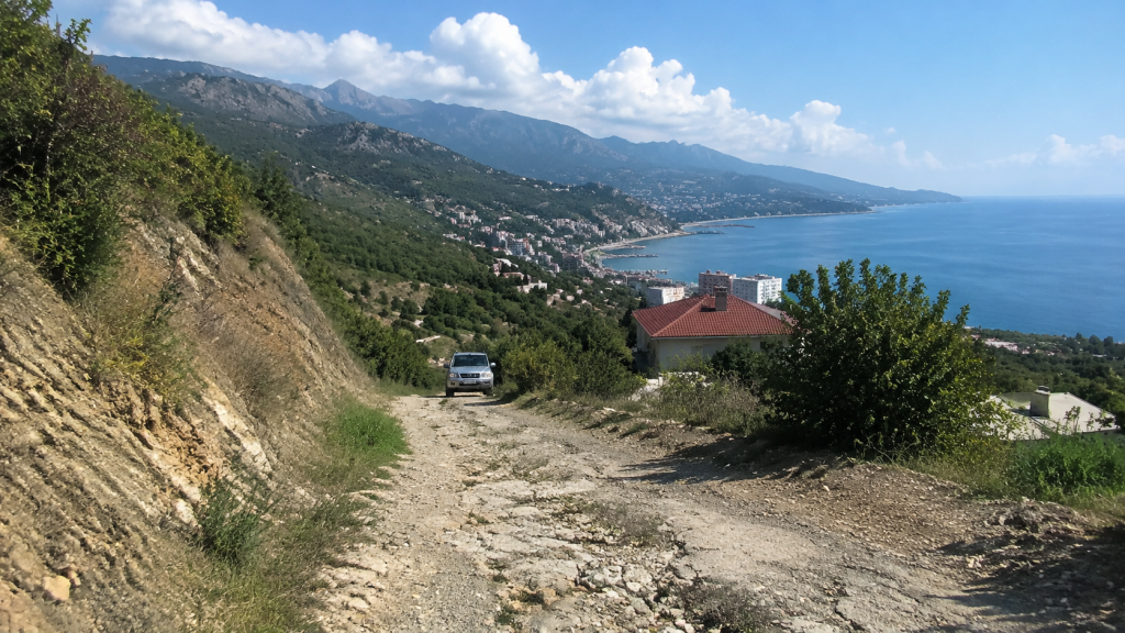 крутой склон у дома с видом на море, разбитая дорога в красивом месте, рельеф участка в Крыму.png крутой склон у дома с видом на море, разбитая дорога в красивом месте, рельеф участка в Крыму.png