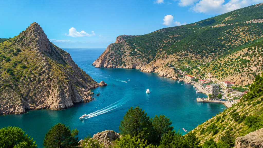 Балаклавская бухта, лодки в скалистой бухте, горы и море Балаклава, вид на Балаклаву с высоты.png